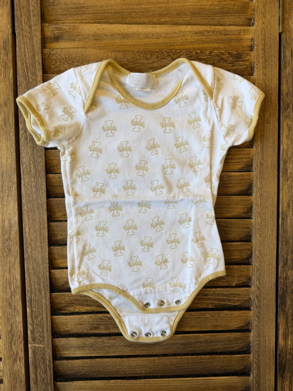 University of Idaho Vandals Neutral Short-Sleeve Baby Bodysuit in Cream Trim 18